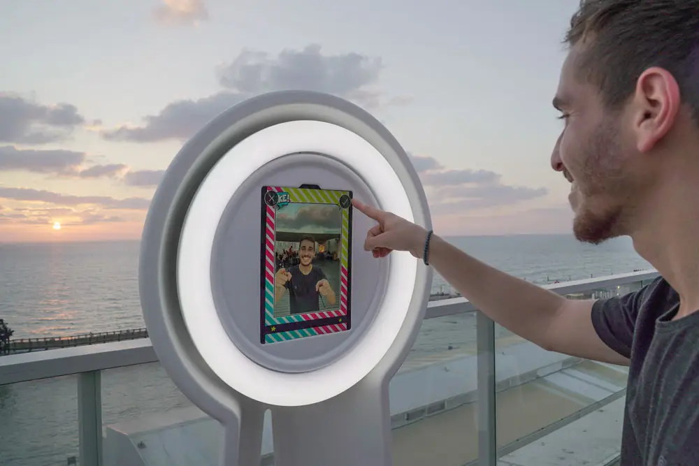 סלפי רינג העמדה ליד הים