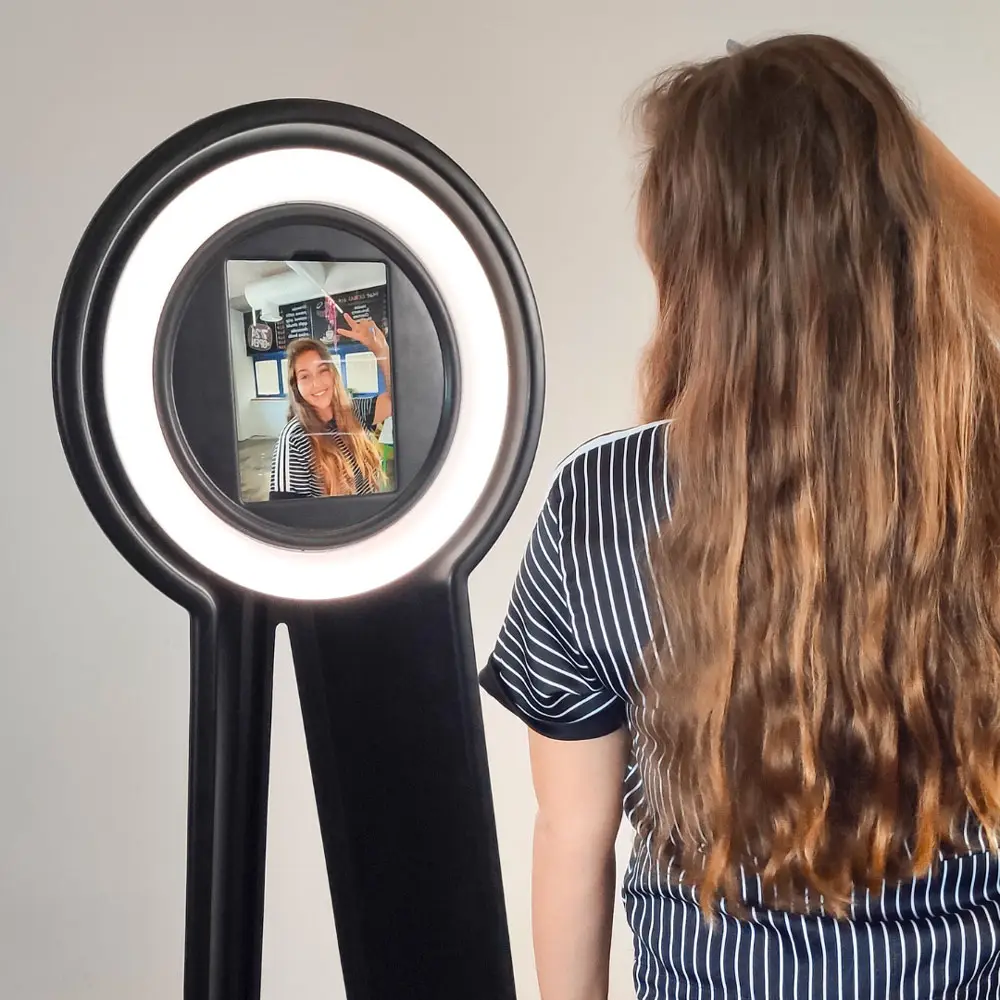 סלפי רינג לאירועים אישה נהנת