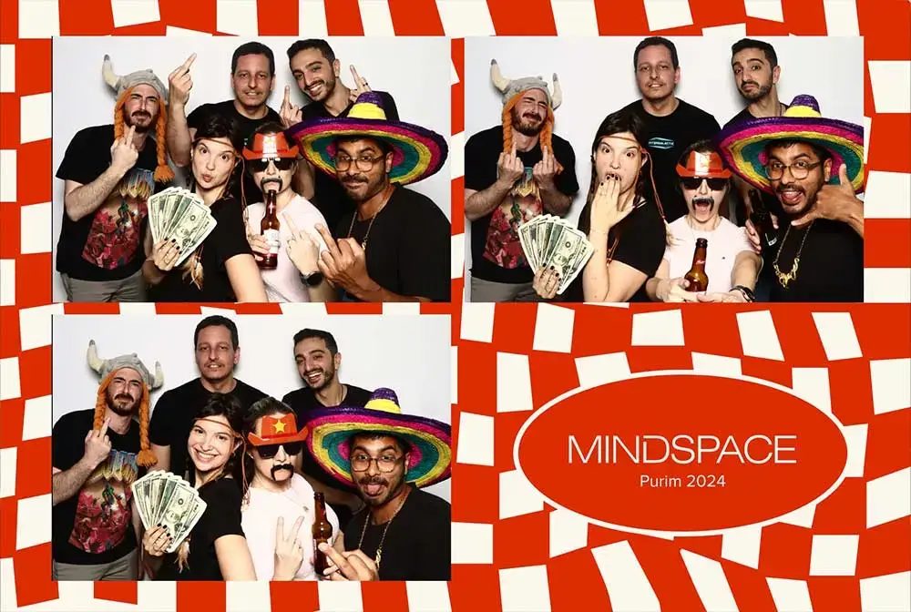 עמדת צילום לאירוע פורים עם קיר לבן